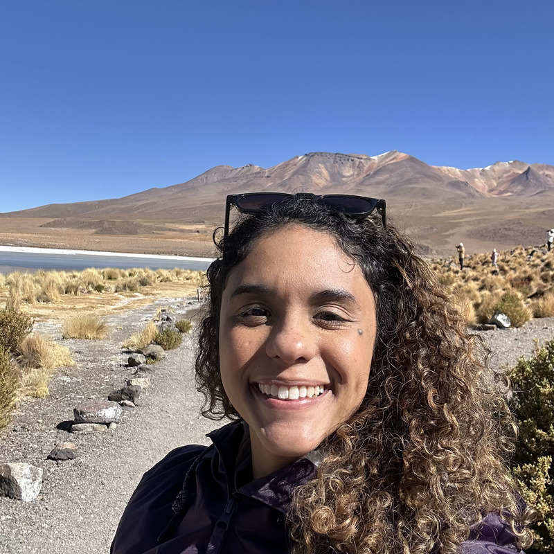 Joyce Lobato, criadora do JoynaTrip, sorrindo durante uma viagem