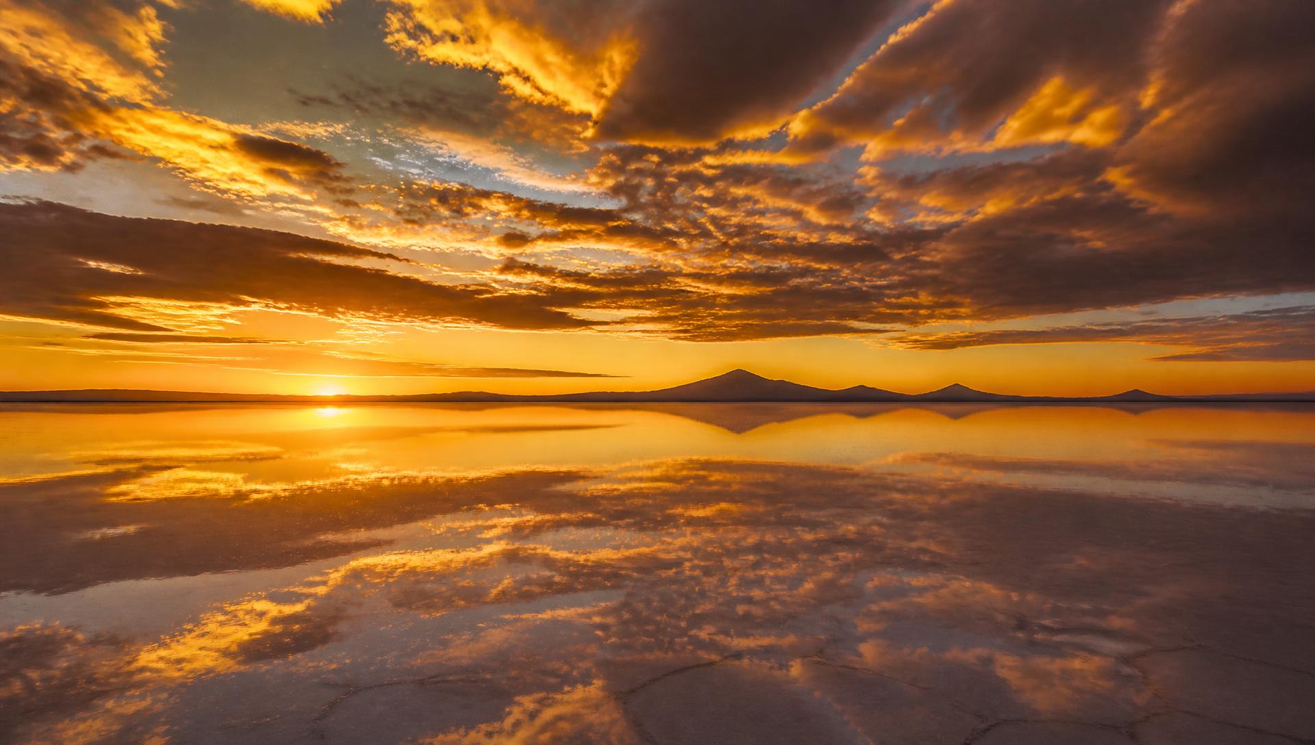 Reflexo do céu no Salar de Uyuni, na Bolívia, durante o pôr do sol